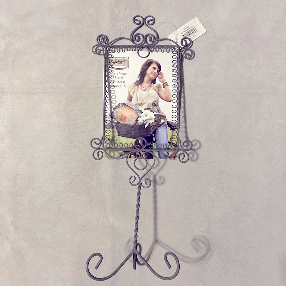 French Grey Wire Picture/Jewelry Holder Stand(5”x7” picture)